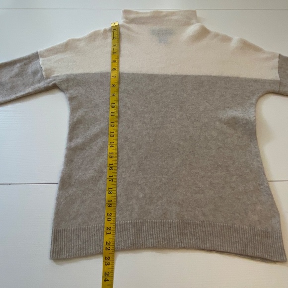Tahari Pure Luxe 100% Cashmere Long Sleeve Funnel Neck Pullover Size Medium - Picture 11 of 12